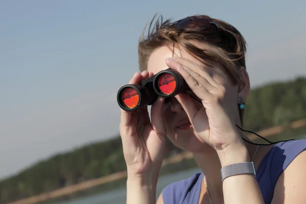 Chica mirando a través de binoculares —  Fotos de Stock