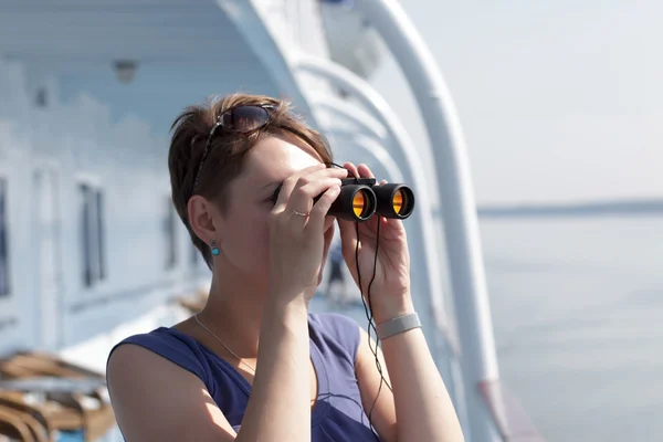 Meisje met verrekijkers — Stockfoto