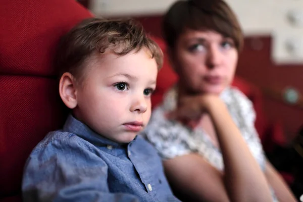 Mãe com filho no cinema — Fotografia de Stock