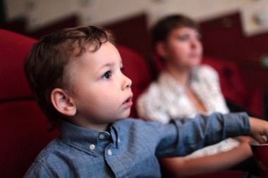 Çocuğu patlamış mısır var.