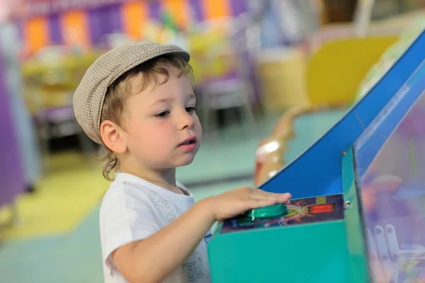 Ragazzo nel parco divertimenti — Foto Stock