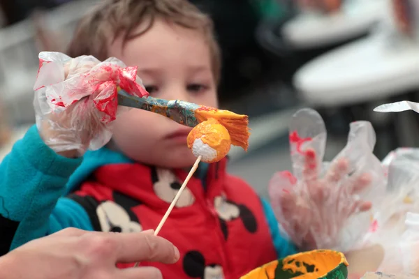 Child decorating ball — Stock Photo, Image