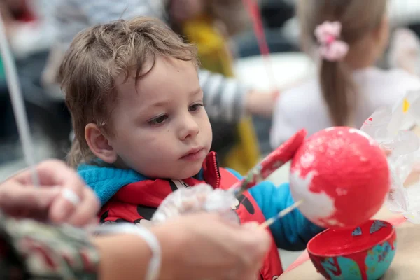 Child painting ball — Stock Photo, Image