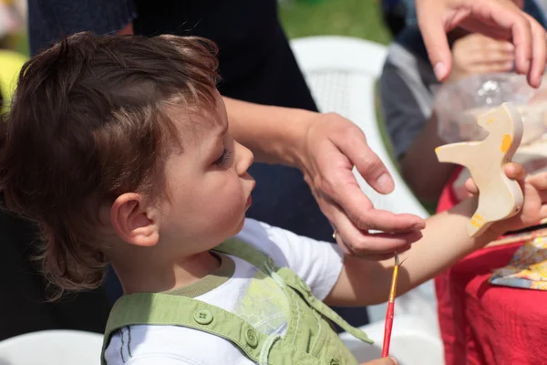 Bambino colorazione giocattolo cavallo — Foto Stock