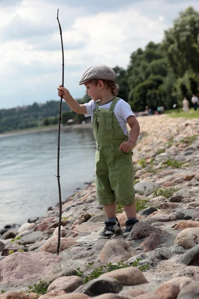 Child on the embankment — Stock Photo, Image