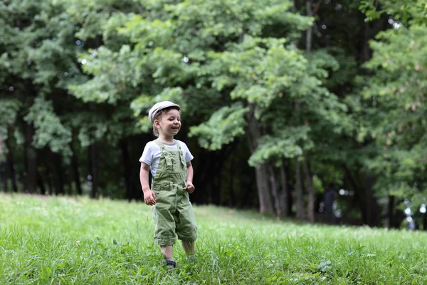 Boldog gyermek a parkban — Stock Fotó