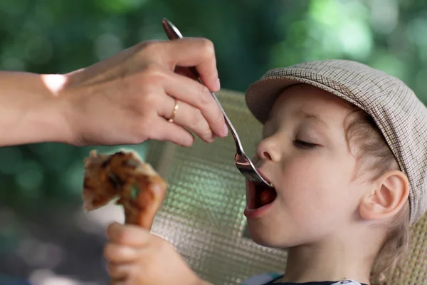 Garçon manger du poulet — Photo