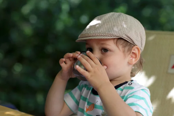 Kid drinks tea — Stock Photo, Image