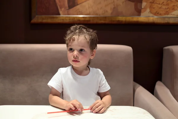 Niño en la cafetería —  Fotos de Stock