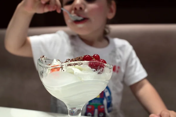 Enfant manger de la crème glacée — Photo