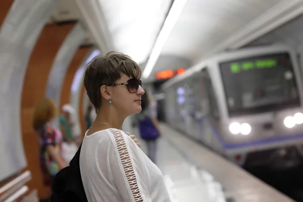 Vrouw te wachten trein — Stockfoto