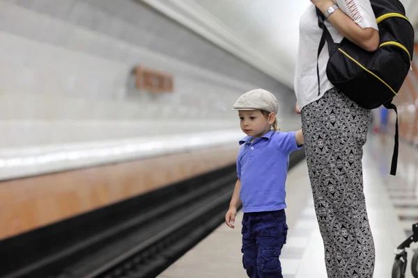 Child waiting train — Stock Photo, Image