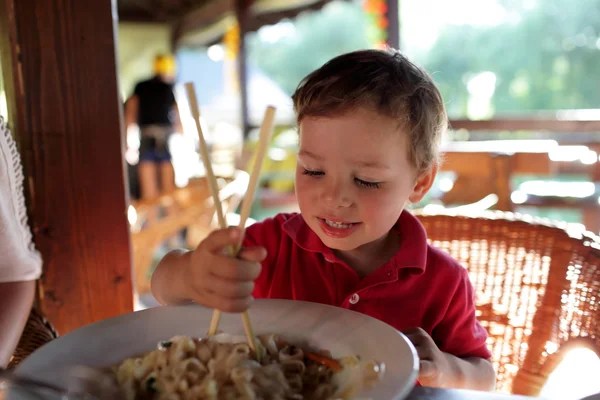 Criança comendo macarrão — Fotografia de Stock