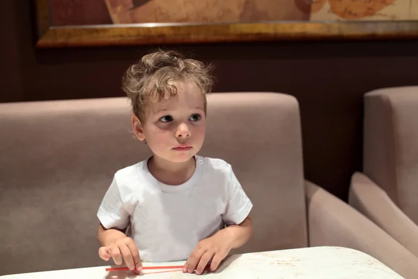 Kid in café — Stockfoto