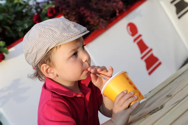 Niño bebiendo jugo — Foto de Stock