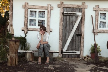 Bankta oturan kadın