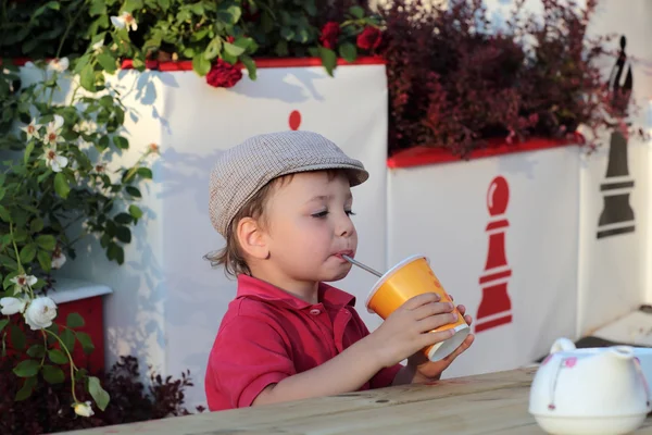 Beber jugo infantil — Foto de Stock