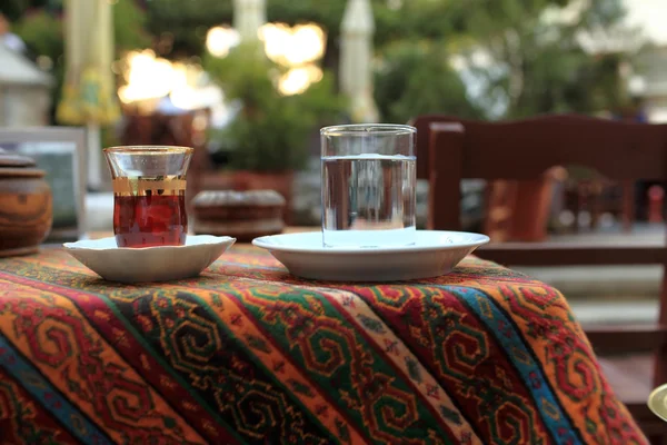 Taza de té árabe y vaso de agua — Foto de Stock