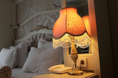 Lamba komodinin üzerinde.