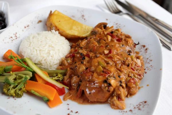 Pepper steak with rice and vegetables — Stock Photo, Image