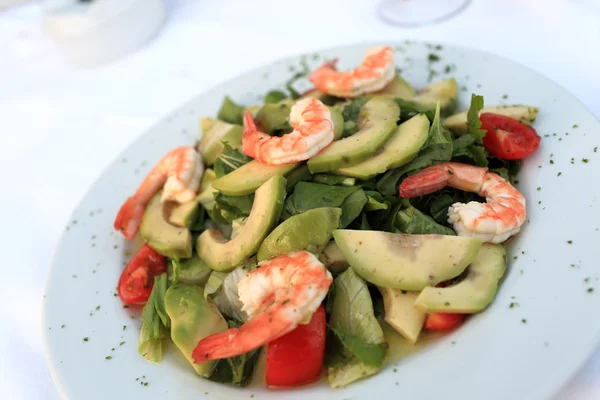 Prato com camarão e salada de abacate — Fotografia de Stock