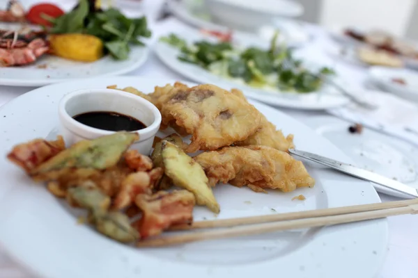 天ぷら魚と野菜の醤油煮込み — ストック写真