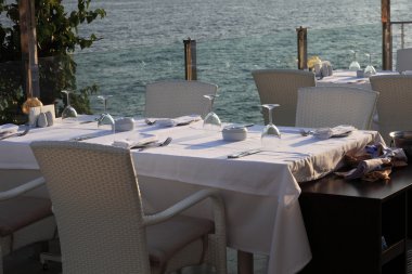 çatal bıçak takımı ile tablo