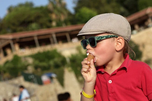 Criança comendo sorvete — Fotografia de Stock