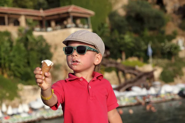 Retrato de menino com sorvete — Fotografia de Stock