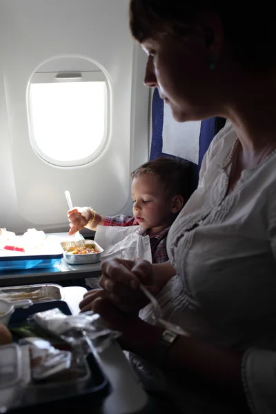 Família tem jantar — Fotografia de Stock