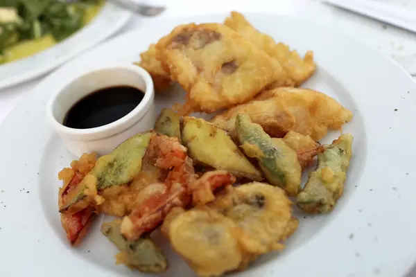 天ぷら魚と野菜のプレート — ストック写真