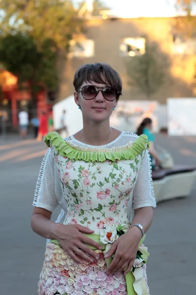 Жінка в квітковій сукні — стокове фото