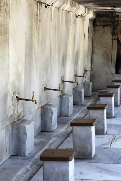 祷告的石洗手盆 — 图库照片