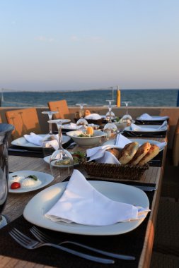 Abur cubur yemek masasi