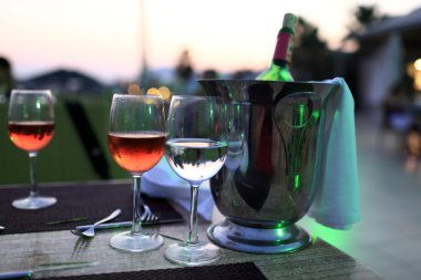 Gözlük ve kırmızı şarap şişe