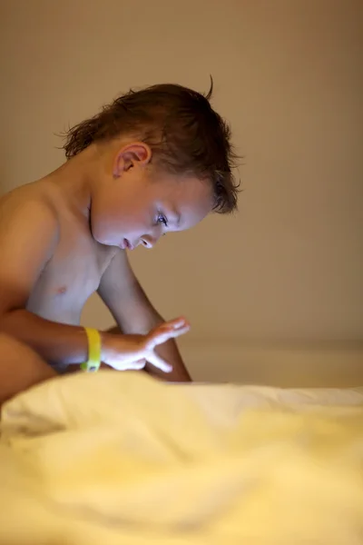 Enfant sur lit avec PC de poche — Photo