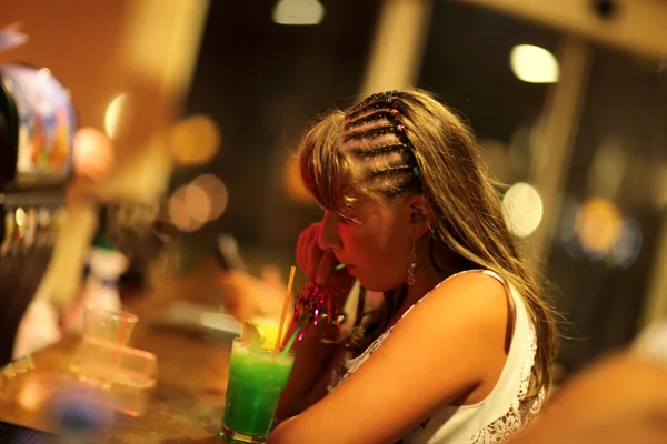 Chica bebiendo jugo en el bar — Foto de Stock