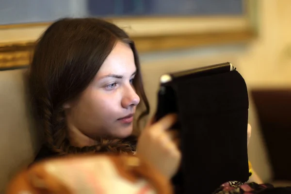 Nastolatka za pomocą tabletu Pc — Zdjęcie stockowe