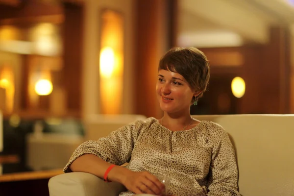 Woman in hotel lobby — Stock Photo, Image