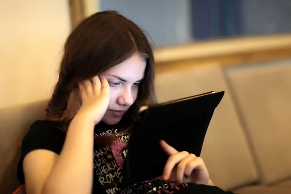 Chica usando tableta pc — Foto de Stock