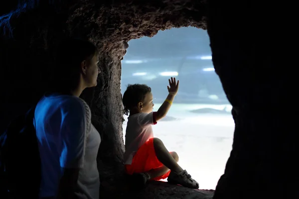 Mãe com filho assistindo vida marinha — Fotografia de Stock