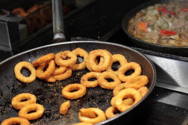 Çırpılmış soğan halkaları