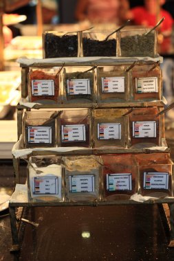 Açık büfe farklı baharatlar