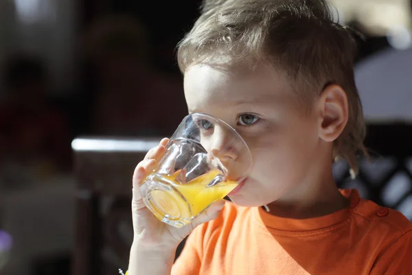 Beber jugo infantil — Foto de Stock