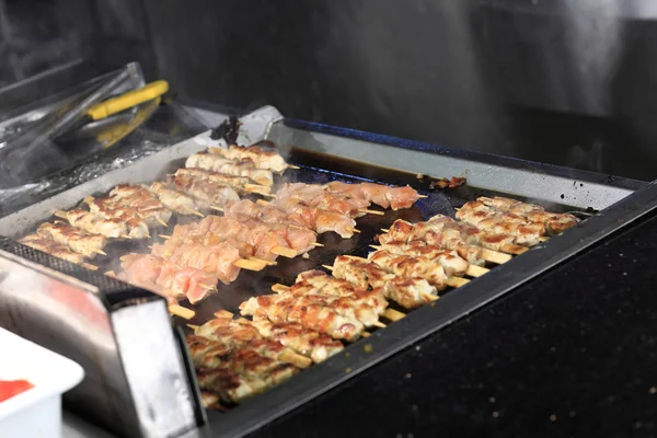 Cuisson du shish kebab sur des brochettes — Photo