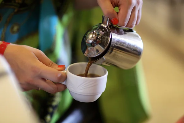 Person schenkt Kaffee ein — Stockfoto