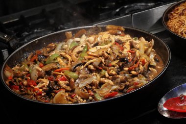 Sebzeli kızarmış tavuk.