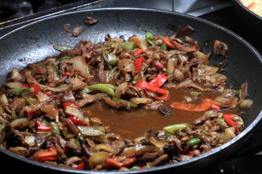 Sebzeli kızarmış biftek.