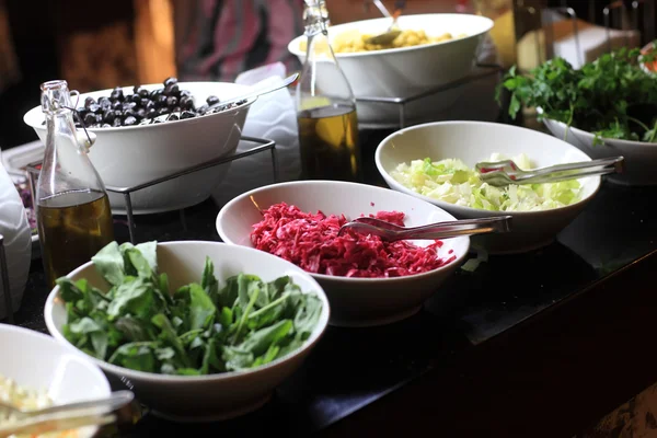 Assiettes aux herbes et légumes — Photo