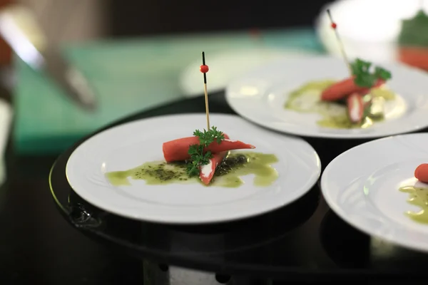 Embutidos rellenos de canapé con salsa de pesto — Foto de Stock